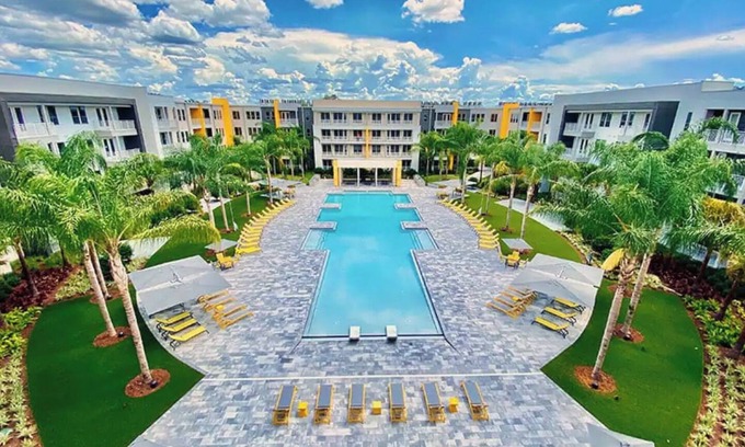 Deerwood Condominio | Minutes from High-End St. Johns Towncenter! Family Friendly Stay! Pool & Gym