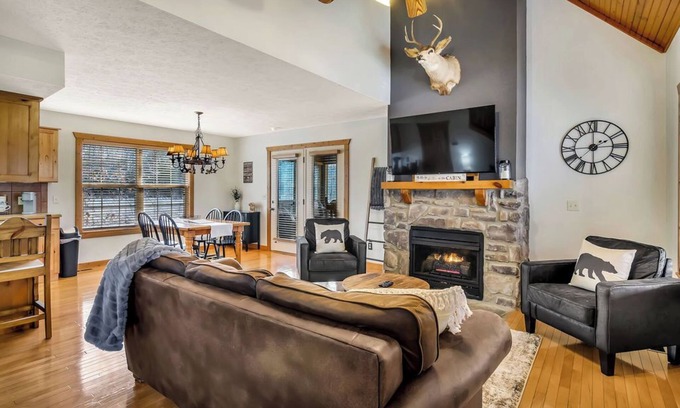 Reeds Spring Cabina | Minutes from SDC! Fireplace! Scenic Wooded Views! Lake!