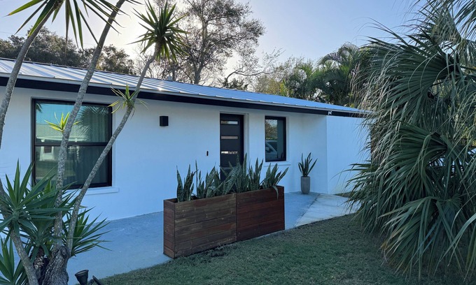 South Gate Ridge Casa | Minutes from Siesta Key, Heated saltwater pool, Outdoor space