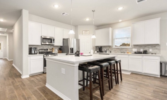 Shoreacres Casa | Minutes to beach, stainless appliances, plenty of space inside and out