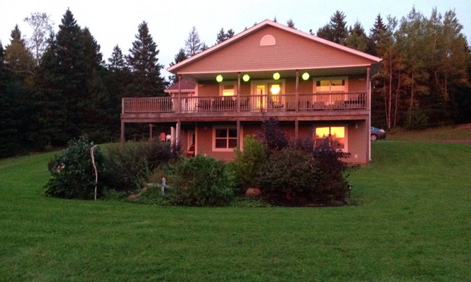 Mayfield Casa | Toronto Valley Getaway Home & Hot Tub (18 al 24 de agosto) ¡ESPECIAL DISPONIBLE!