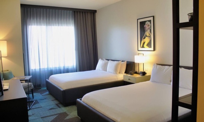 Downtown Las Vegas Hotel | Minutes to Bellagio! 4 Relaxing Units w/ Parking! Near Bellagio Fountains!