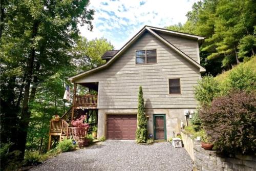 Boone Casa | Minutes to Boone, Blowing Rock, HotTub, Firepit