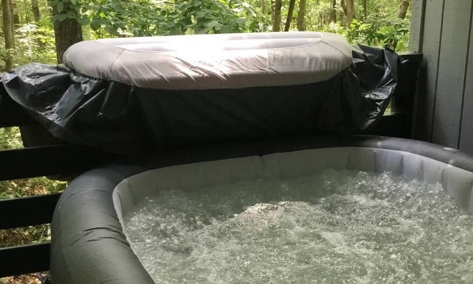 Westminster Cabina | Minutes To Clemson & Lake Hartwell + Hot Tub + Game Lounge + Private Views!
