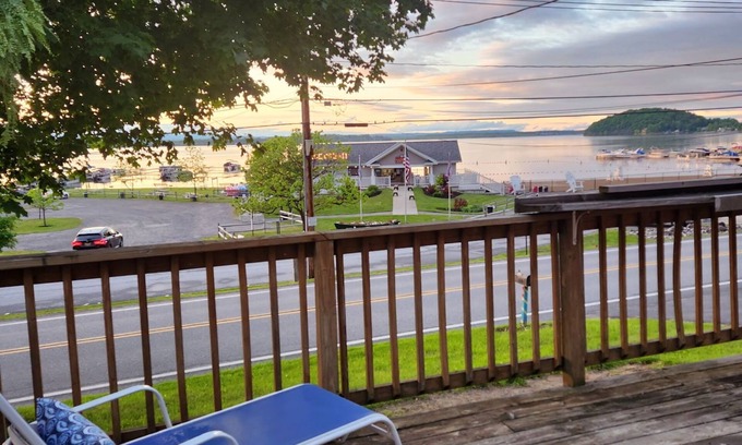 Saratoga Springs Casa | Minutes to the track, right on the lake. Pet friendly home with A/C, and views!