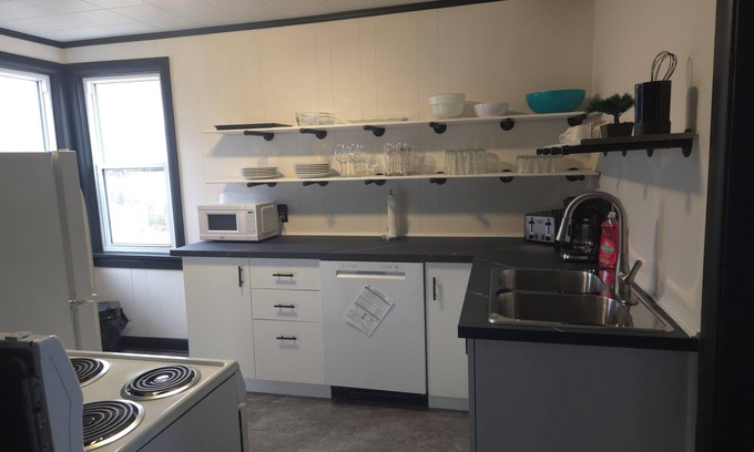 Rideau Heights Casa | Minutes to Downtown and Ideal for Long-term Stays!