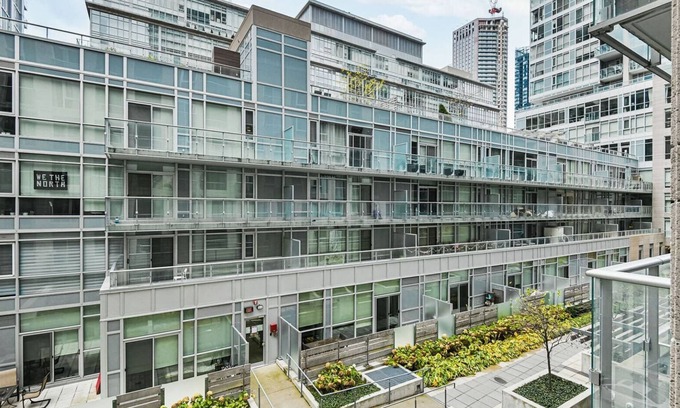 Financial District Condominio | Minutes to Downtown Core, 1 Bed 1 Bath Condo Suite