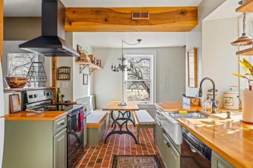 Bolivar Casa | Minutes to Downtown Harpers Ferry Hot Tub