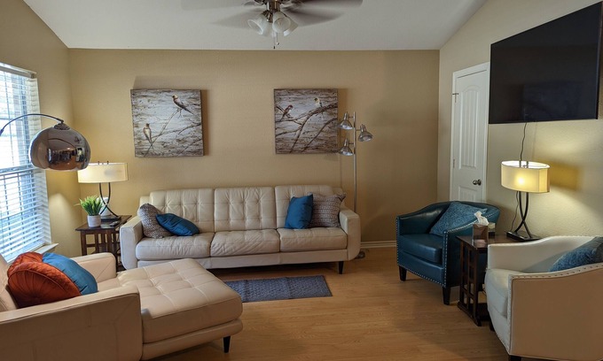 Frankston Casa | Minutes to Lake Palestine or Pine Dunes Golf Course sleeps 6 & allows pets