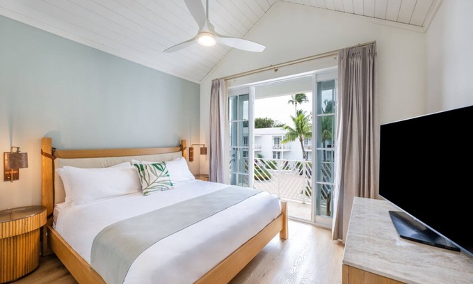 Islamorada Hotel | Minutes to Library Beach Park! 2 Villa w/ Living Area | Free Onsite Parking