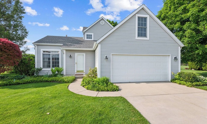 Granger Casa | Minutes to ND-Sleeps 10+, Family+Pet-Friendly, Early Check-In, Big Yard & Clean!