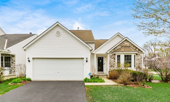Lewis Center Casa | Minutes to Polaris Mall, New Stainless Steel Appliances + Flooring, Spacious 3bd