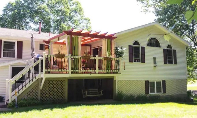 Geyser Crest Apartamento | Minutes to SPAC and Historic Race Track with Pool