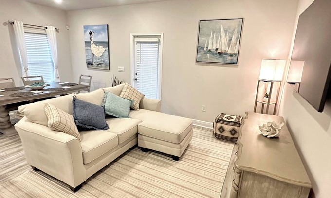 Gulf Breeze Casa | Minutes to the beaches of Pensacola & Navarre! New townhome is a perfect stay.