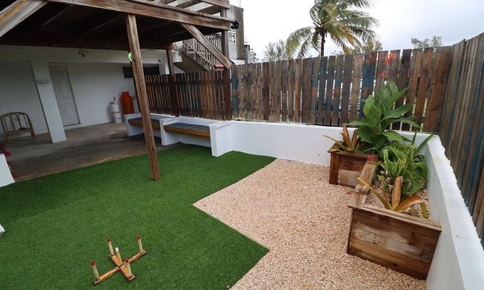 Crocus Hill Apartamento | minutes to Town, Airport & Crocus Bay, apartment living beautiful courtyard.