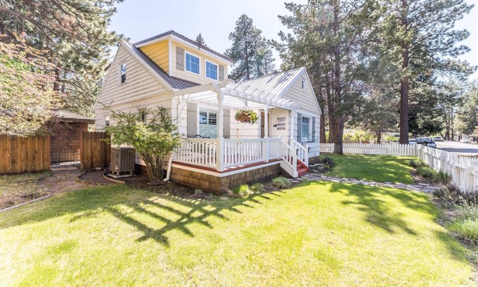 Sisters Cabaña | Minutes walk to Downtown, Whychus Creek—4-bedroom, cozy cottage/Private Sauna.