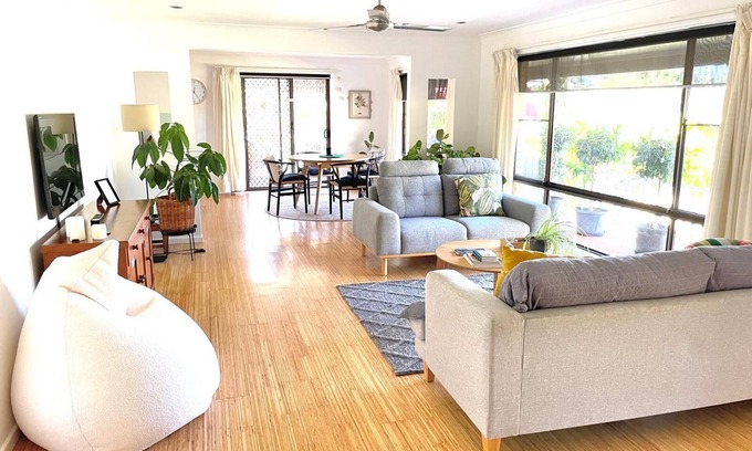 Arrawarra Headland Casa | Minutes walk to stunning Mullaway beach. Huge house with swinging veranda chair.