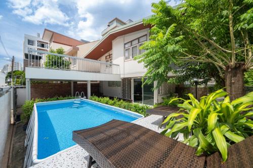 Bangkok Central Business District Villa | MIQ S22 Pool Villa PhromPhong Emsphere 5BR