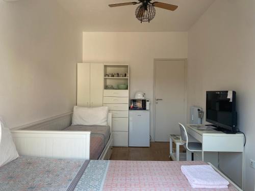 Vernier Casa | Mirela's Private Room with key, AC, lift & balcony in the center of Nice on the Cote d'Azur