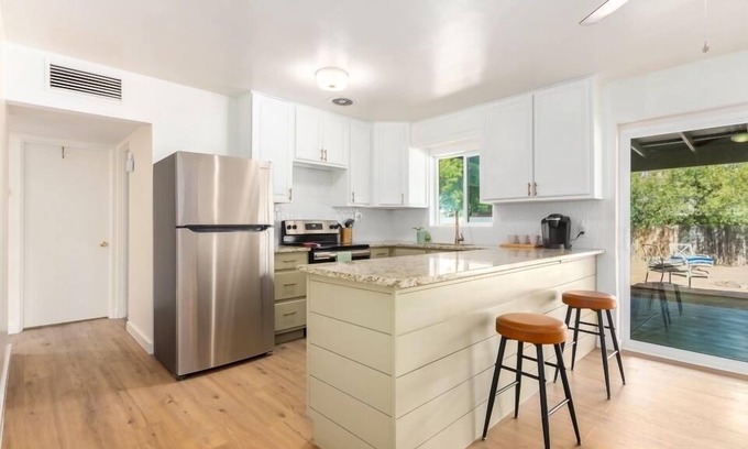 Midtown Casa | MIREY Midtown- 11 minutes to the U of A, 4 minutes to the TMC. Cozy stay!