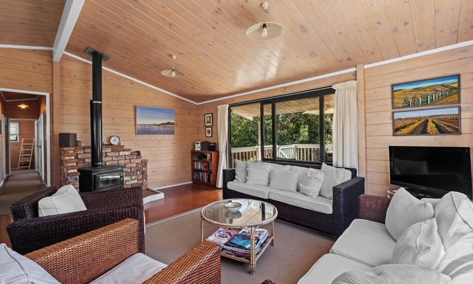 Palm Beach Casa | Miro Beach House at Palm Beach - Miro Cottage is a quintessential kiwi bach right next the white sands and lapping waves of picturesque palm beach. Accommodating up to 6 guests, with three bedrooms a good-sized family bathroom and open plan living ar