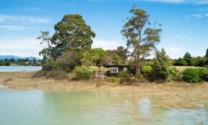 Mapua Cabaña | Casa de campo soleado y elegante de 1960 con excelentes vistas.