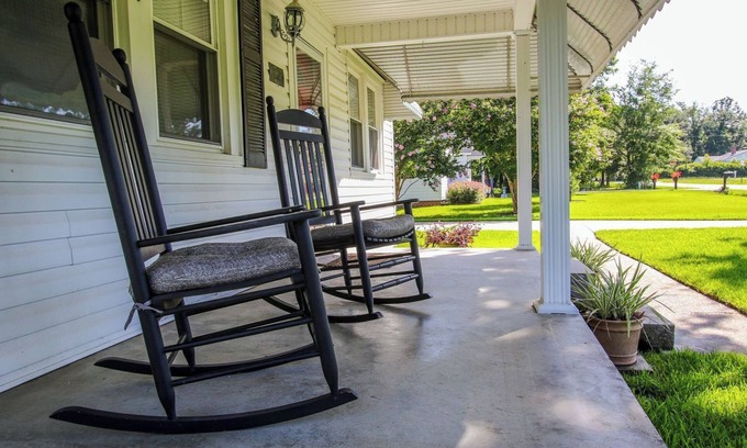 Richmond Hill Casa | Miss Audrey’s House is a charming cottage in the heart of historic Richmond Hill