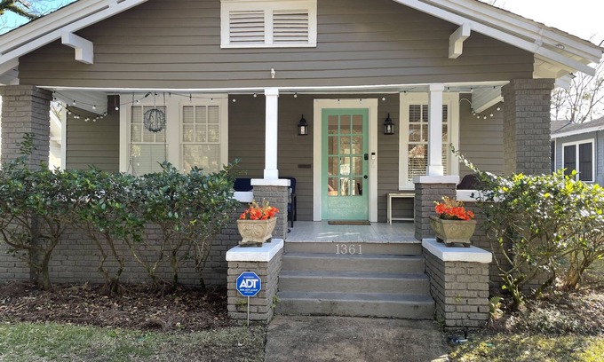 Hannon Park Casa | Miss Browns Mardi Gras Bungalow!