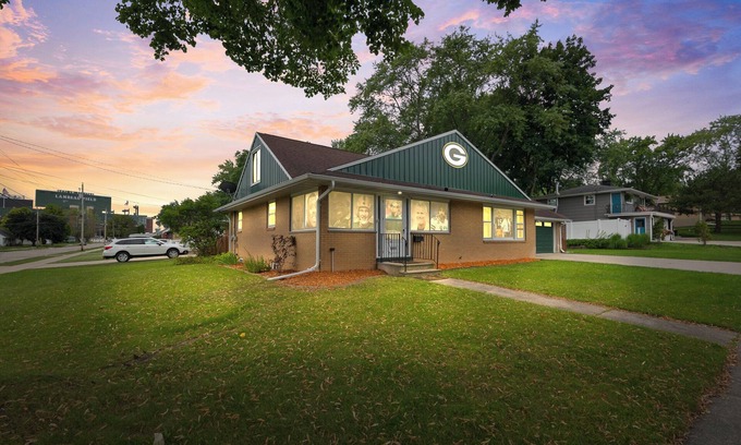 Green Bay Casa | Miss Liberty Lambeau