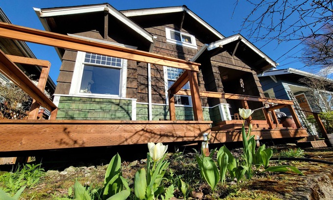 Wallingford Casa | Miss Oliver's House, a cozy Craftsman, centrally located, wood stove & hot tub!