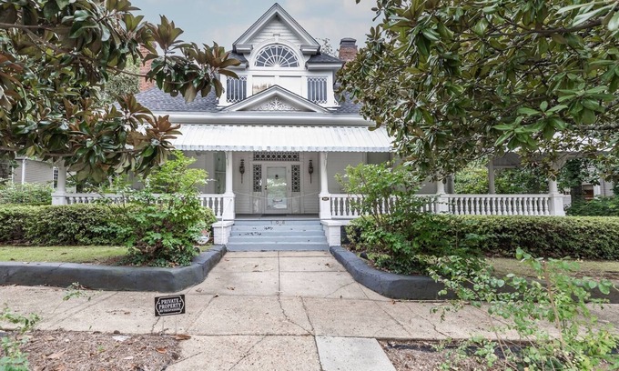 Opelika Casa | Miss Sidney's Historic Opelika Home by 360 Destinations