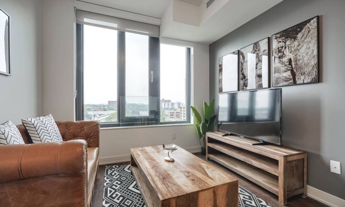 Mississauga Apartamento | Luxe 1BR Apt with City Views, Near Lake Aquitaine