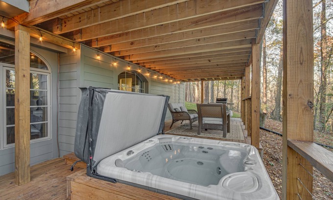 Tougaloo Cabina | Mississippi Retreat w/ Hot Tub, Deck & Lake Views!