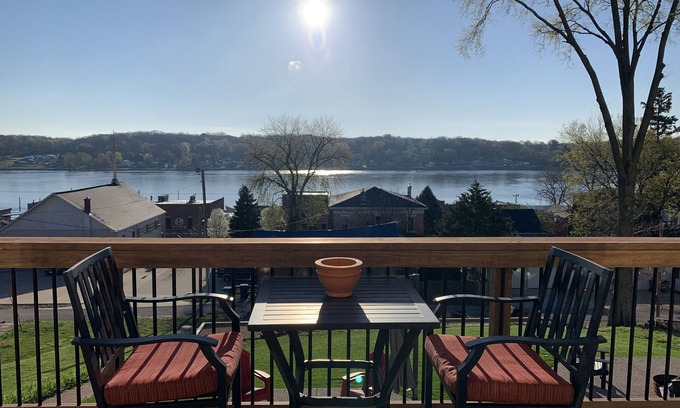 Le Claire Casa | Mississippi River Views and Downtown LeClaire all in one!