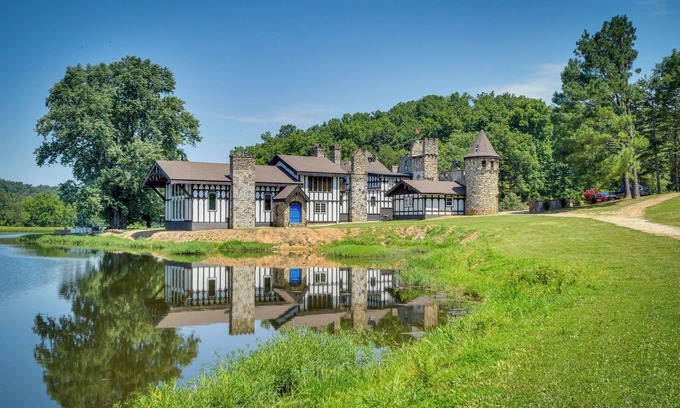 Saint Mary Casa | Missouri Castle w/ Private Lake, Pool & 100 Acres!