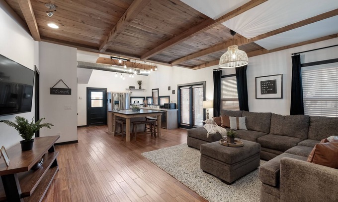 Midtown Casa | Mistletoe - Near Downtown, Nitelife, Pearl, R Walk