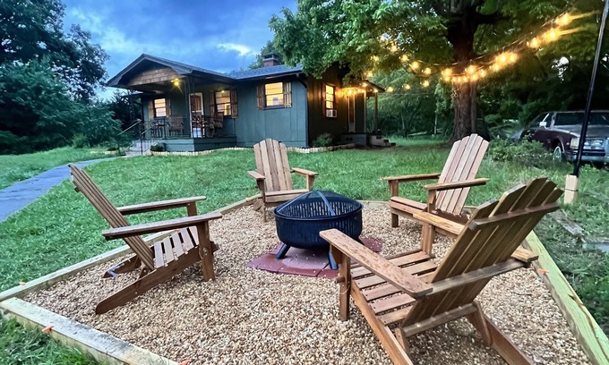 Franklin Cabina | Misty Mountain Cozy & Stylish 2BR Cabin w/ Fire Pit near River & Attractions