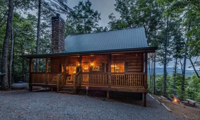 Ellijay Cabina | Misty Ridge - Where pets are pampered amidst stunning mountain panoramas, with outdoor fireplace, hot tub, firepit, pool table, and WiFi
