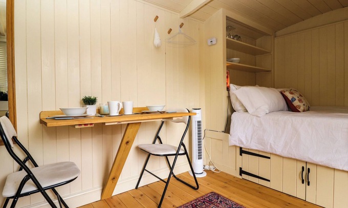 Moreton-in-Marsh Cabaña | MITFORD GYPSY HUT, romantic, with open fire in Moreton-In-Marsh