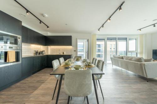 College Park and Old Oak Apartamento | Mitre Monet by Artsy