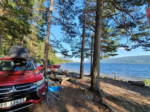 Sandnes Otro | Mitsubishi med telt og camping utstyr