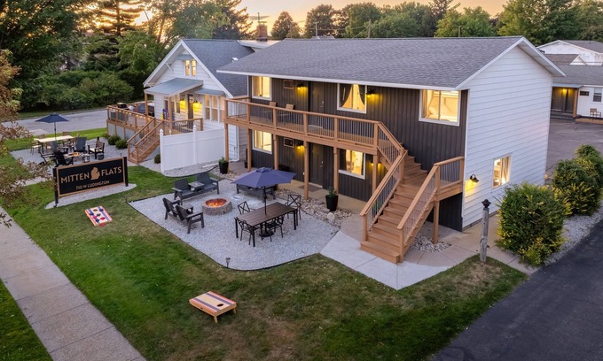 Ludington Apartamento | Mitten Flats #4 - 1 Block to the beach! Hot tub!
