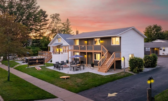 Ludington Apartamento | Mitten Flats #5 - 1 Block to the beach!