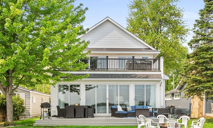 Bradley Casa | Mitten Lake Escape
