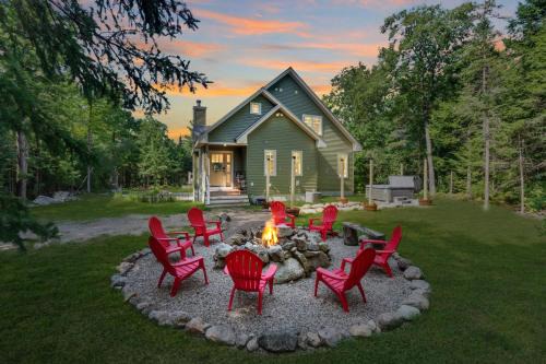 Conway Casa | Mitten Pines Cabin Hot Tub Fire Pit
