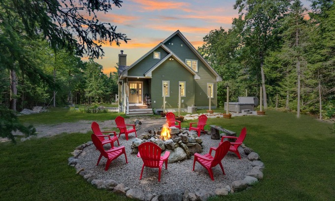 Conway Casa | Mitten Pines Cabin | Hot Tub | Fire Pit | Games