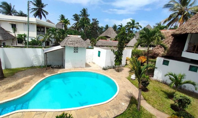 Galu Beach Apartamento | Miwa Budget Apartments 5mins less walk to beach(single budget rooms)