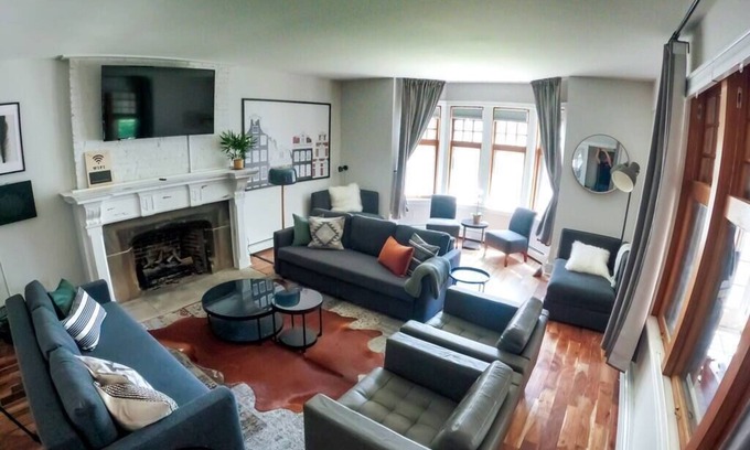 Lower East Side Casa | MKE Mansion - Both Wings