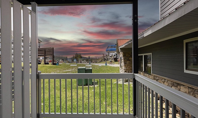 Snowshoe Condominio | ML 128: Ballhooter views await you. Charming 1BR next to bike trails!