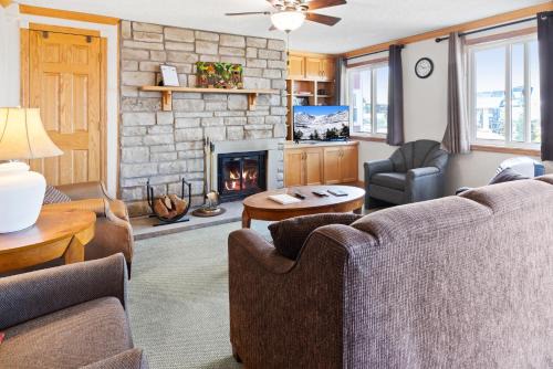 Snowshoe Apartamento | ML246 Spacious Condo Mtn & Lake views fireplace